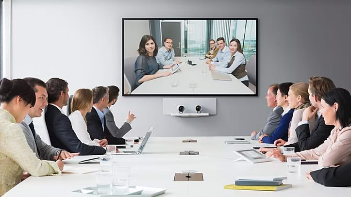 Salle de réunion équipée pour la visioconférence